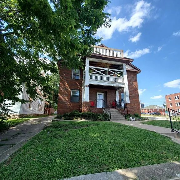 511 E Cherry St — Photo 2