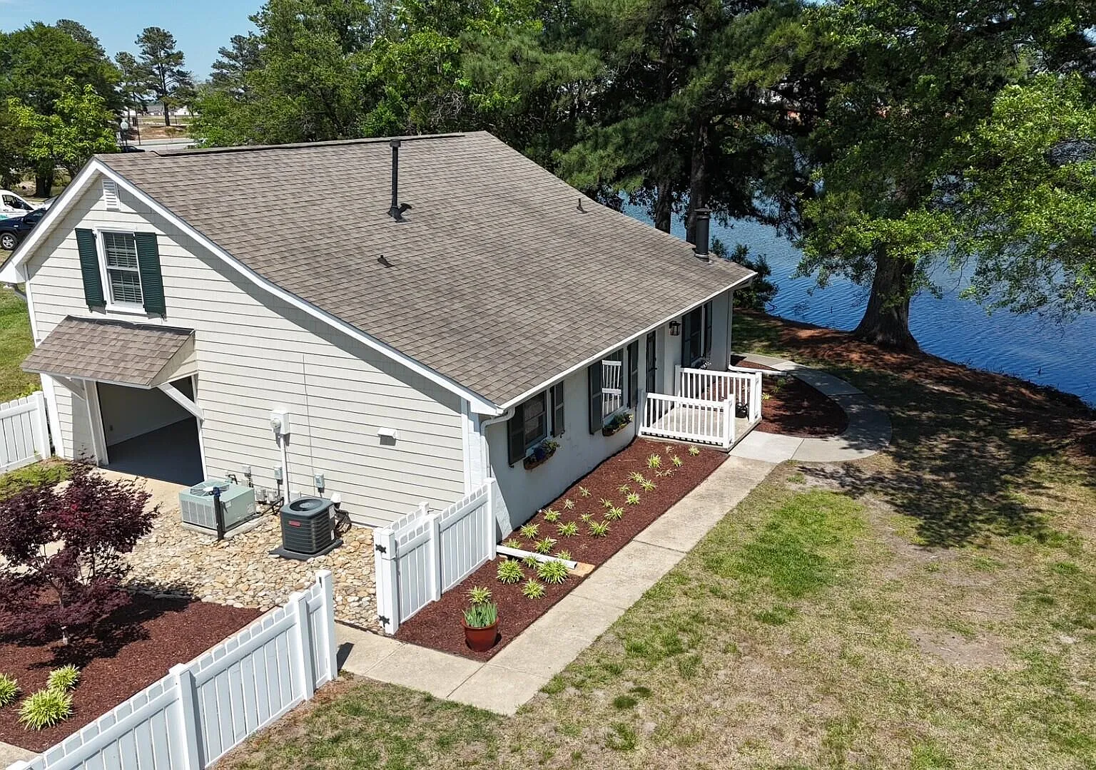 3 bed, 2.0 bath, 1600 sqft, $2,100 — Photo 1