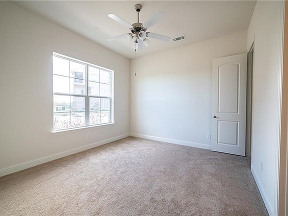 4th image of 2528 Plumas Dr