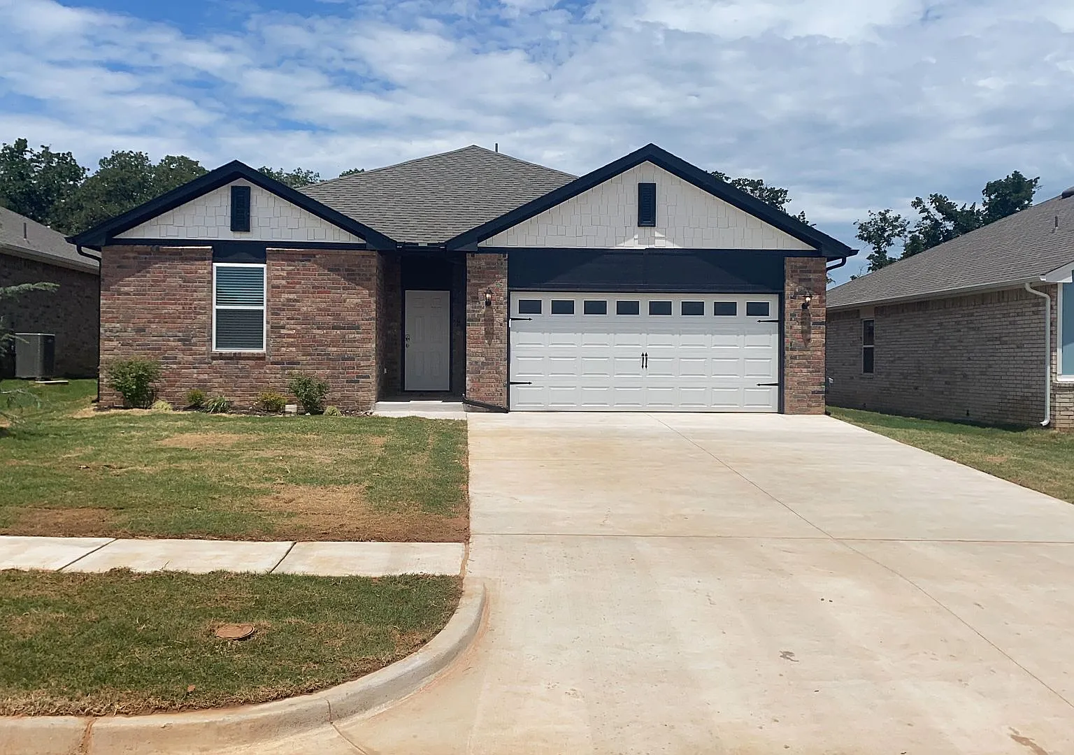 3 Bedroom 2 Bathroom 2 Car Garage Home in Oakdale School District — Photo 1