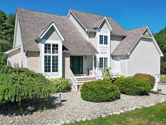 3rd image of 892 Hogbin Rd