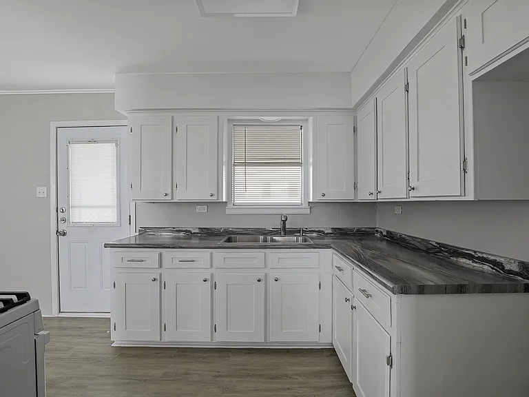 208 D St — Photo 10