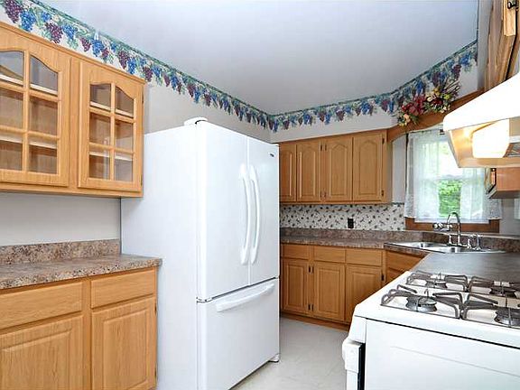 Eat-in kitchen with gas stove & fridge!
