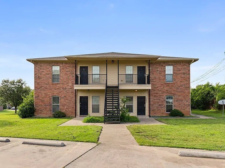 2100 Breezy Dr — Photo 1