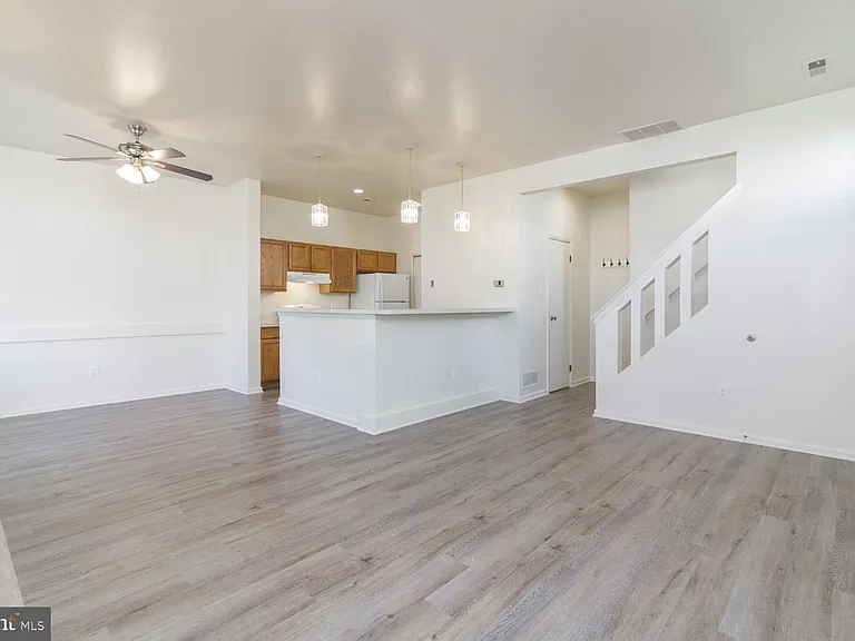 1004 Barbaras Ct — Photo 7