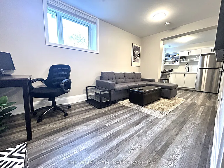 31 Heyworth Cres #LOWER — Photo 4