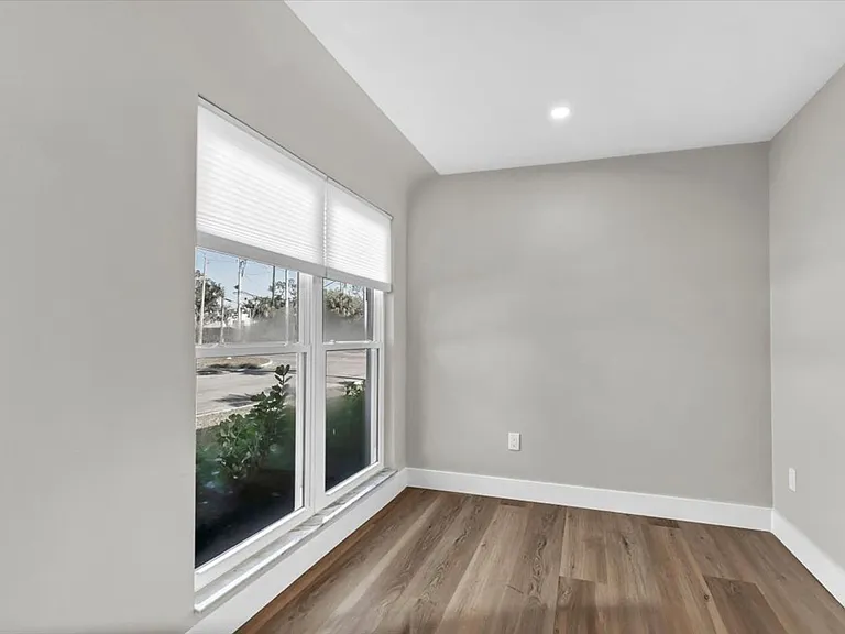 525 Lamara Way NE — Photo 5