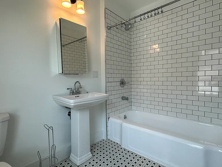 75 Vineyard Ave #B — Photo 3