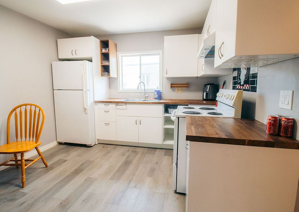 1st image of 209 Queenston St