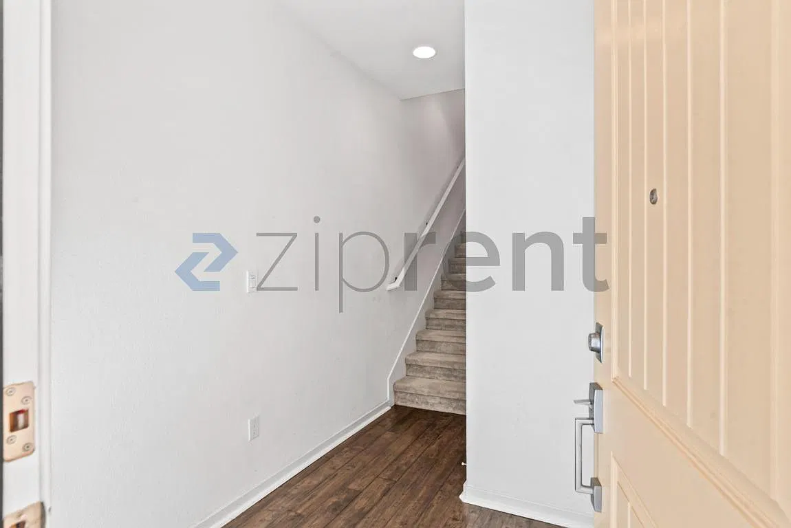 4 bed, 3.5 bath, 1694 sqft, $4,395 — Photo 4
