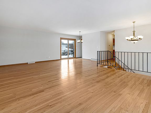 5th image of 251 Fairview Dr E