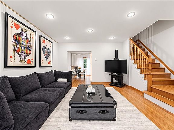 3rd image of 7551 Utopia Pkwy