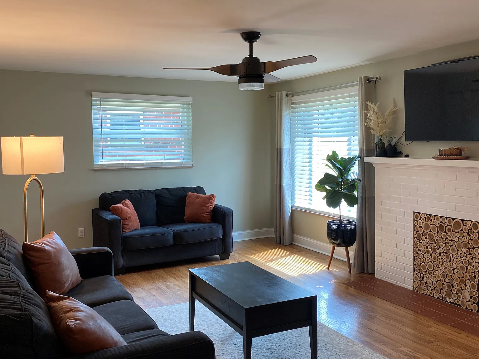 3 bed, 1290 sqft, $1,975 — Photo 2