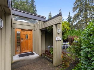977 Belvedere Dr, North Vancouver, BC V7R 2C2