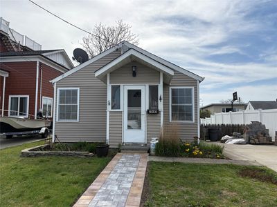 260 East Drive, Copiague, NY, 11726