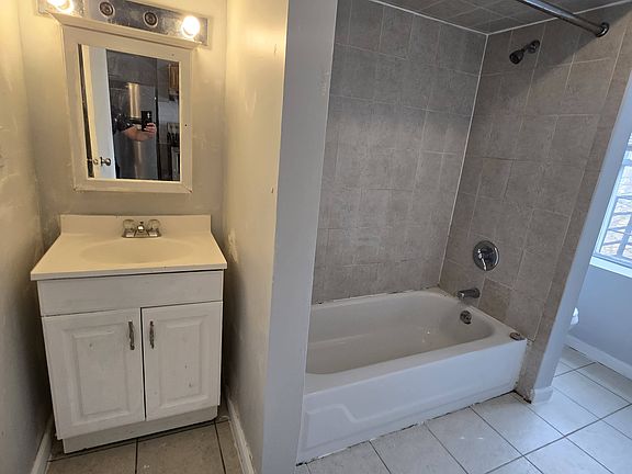 4th image of 366 Forrest St #4