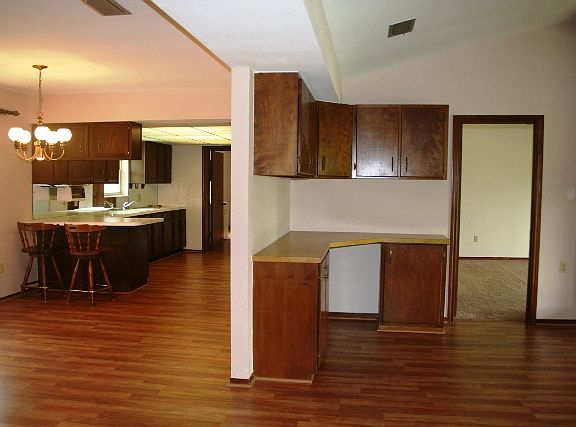 5th image of 901 E Lori Ln