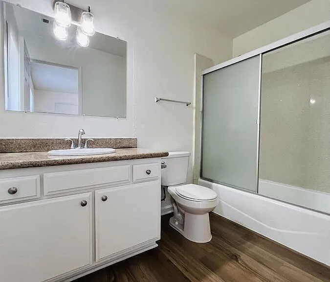 651 W 15th St #4 — Photo 8