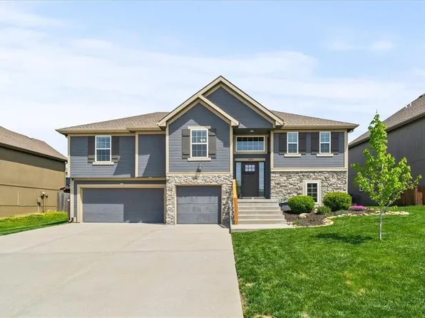 13405 Redwood Ln, Smithville, MO 64089