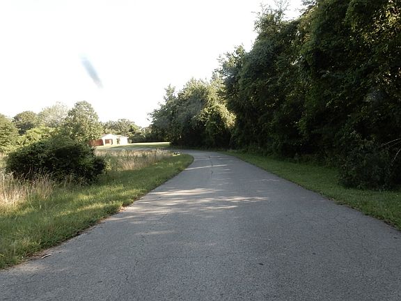 4th image of 372 Edgewood Dr