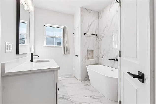 2033 Conti St — Photo 15