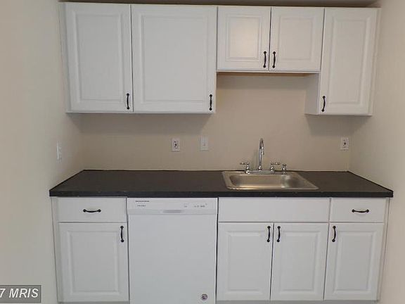 5th image of 636 New Jersey Ave NE