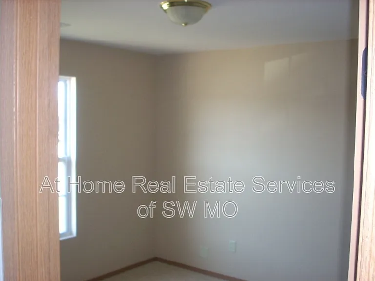 1123 S Clifton Ave — Photo 9