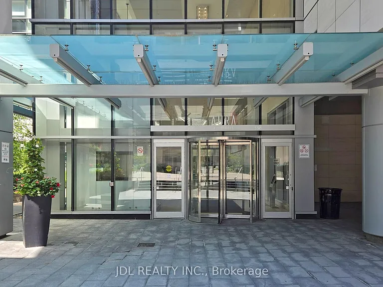 386 Yonge St #1813 — Photo 3