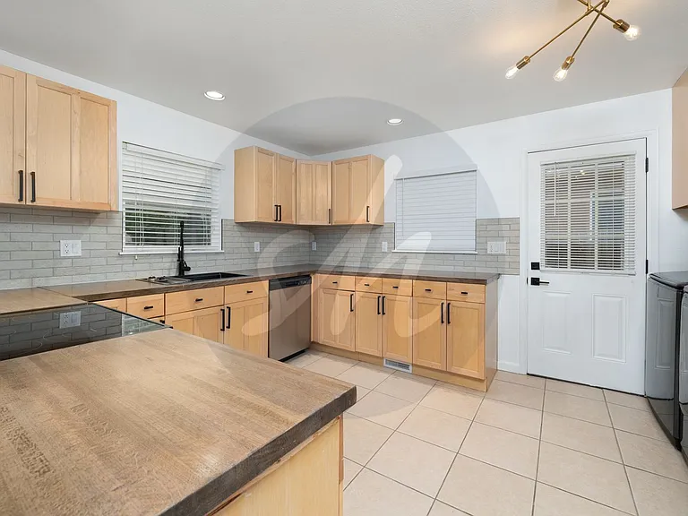 1825 W Kiowa St — Photo 5
