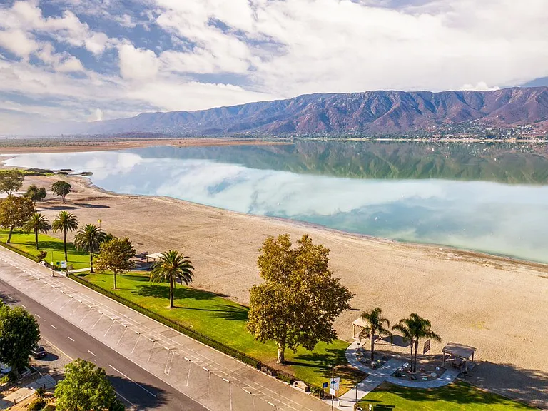 Conveniently located near Lake Elsinore, perfect for enjoying the water and scenic views!
