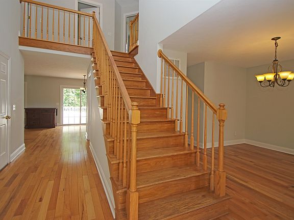 2nd image of 1810 Manor Dr