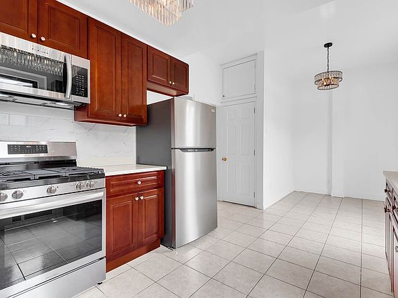 5th image of 101 W 74th St Unit 4E