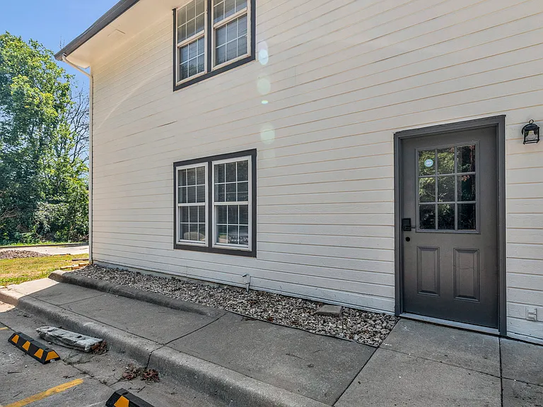 321 W South Ave — Photo 24