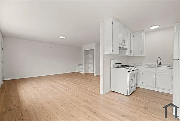 2 bed, 850 sqft, $2,887 — Photo 2