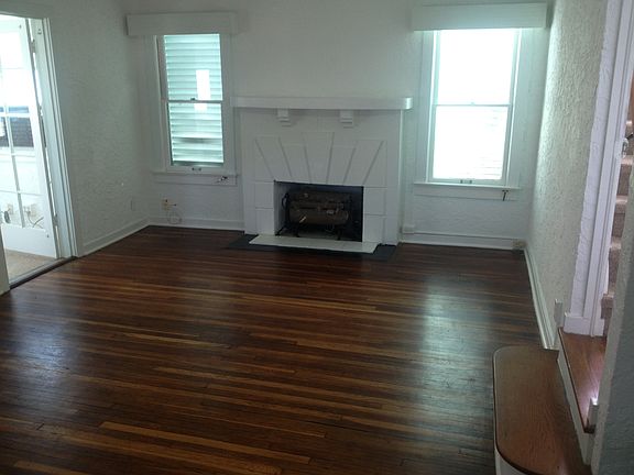 Living Room & Gas Fireplace