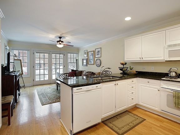 4th image of 532 Wayland Ave