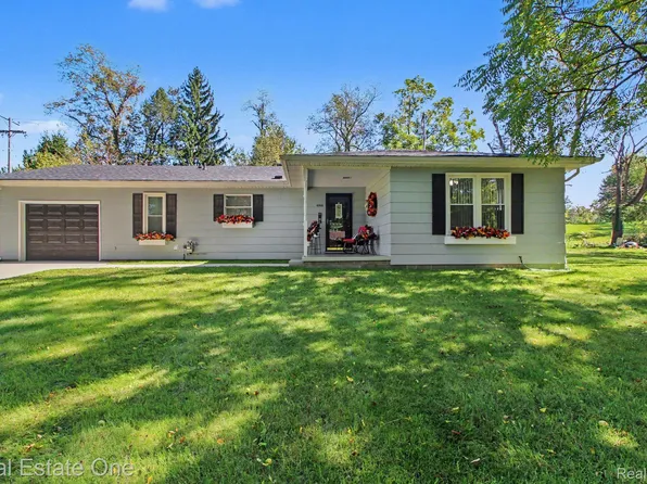 6760 Lombardy Dr, Chelsea, MI 48118