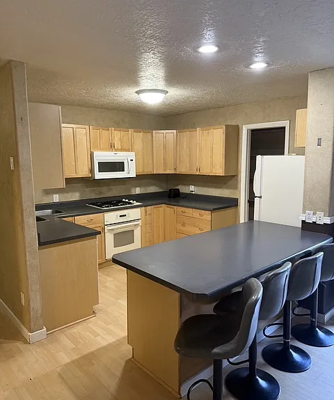 853 E 300 N — Photo 2
