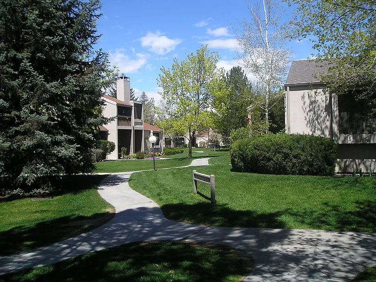1639 E Saint Charles Pl — Photo 18