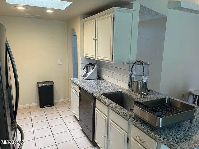 3 bed, 2.0 bath, 1371 sqft, $2,000 — Photo 4