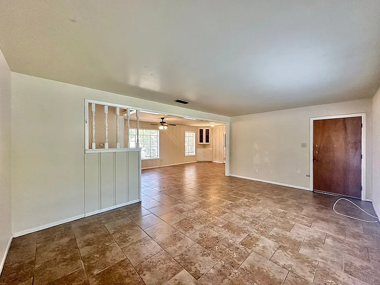 2805 Medina Dr — Photo 4
