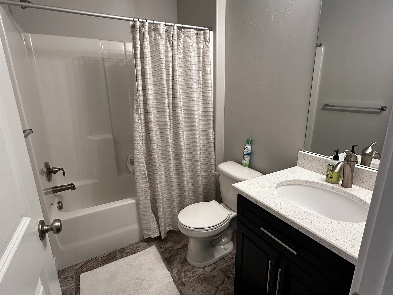 2 bed, 1072 sqft, $2,000 — Photo 4