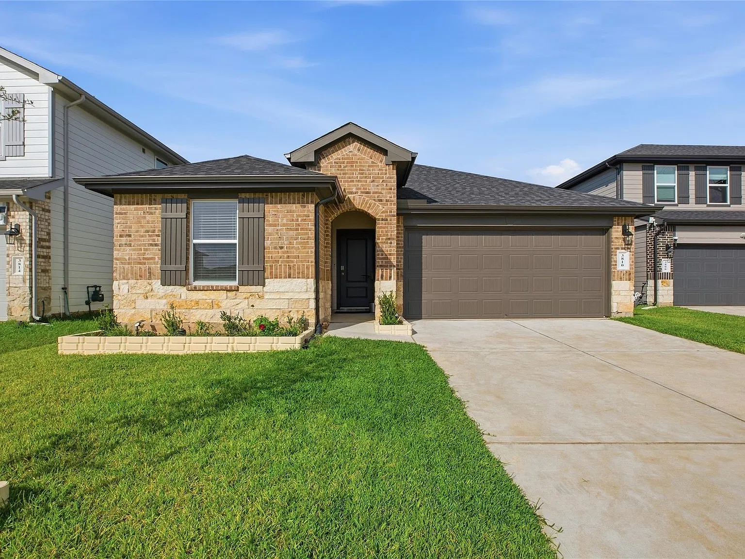 3 bed, 2.0 bath, 1640 sqft, $2,200 — Photo 2