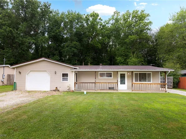 12422 National Dr, Grafton, OH 44044