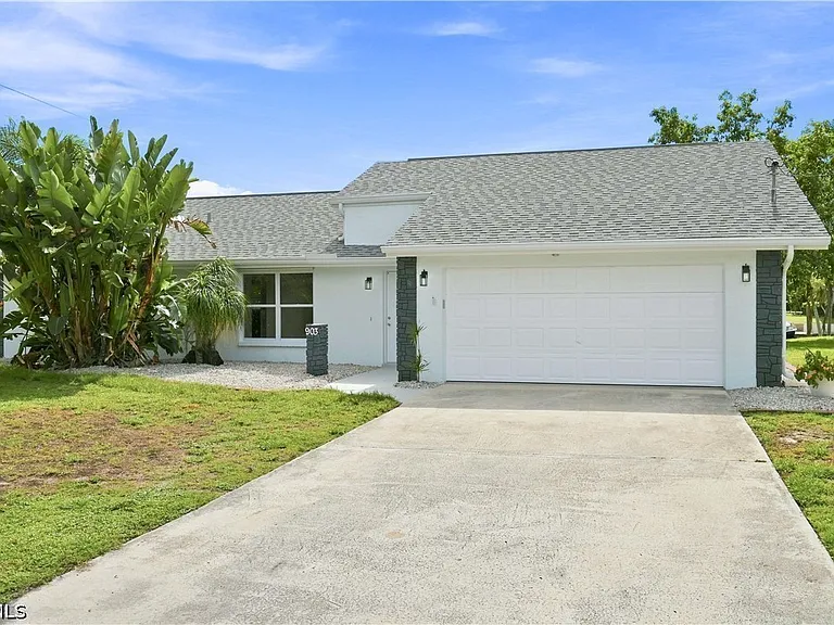 903 SE 20th Ct — Photo 1