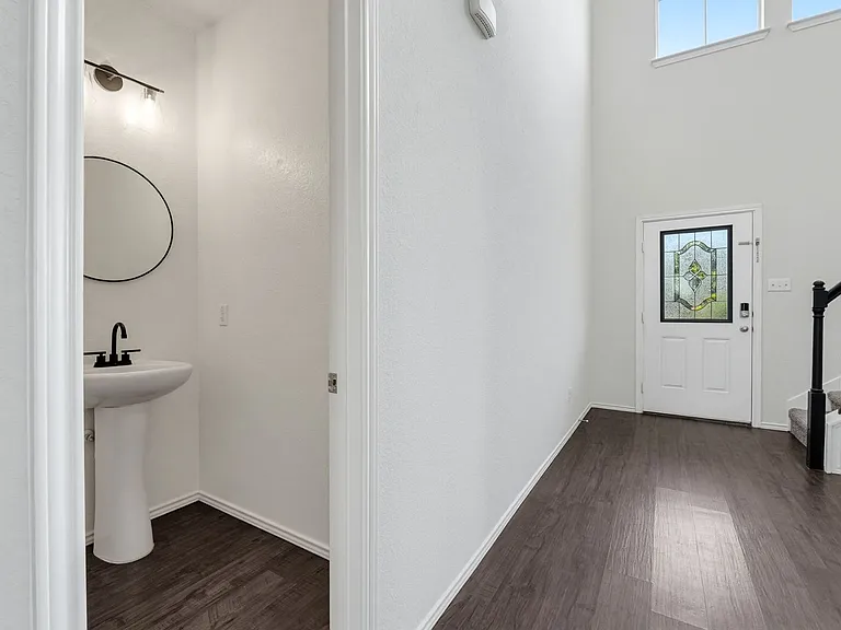 904 Garden Green Dr — Photo 2