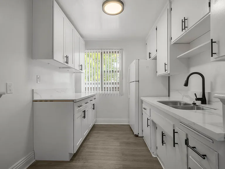 3907 Roxanne Ave — Photo 6