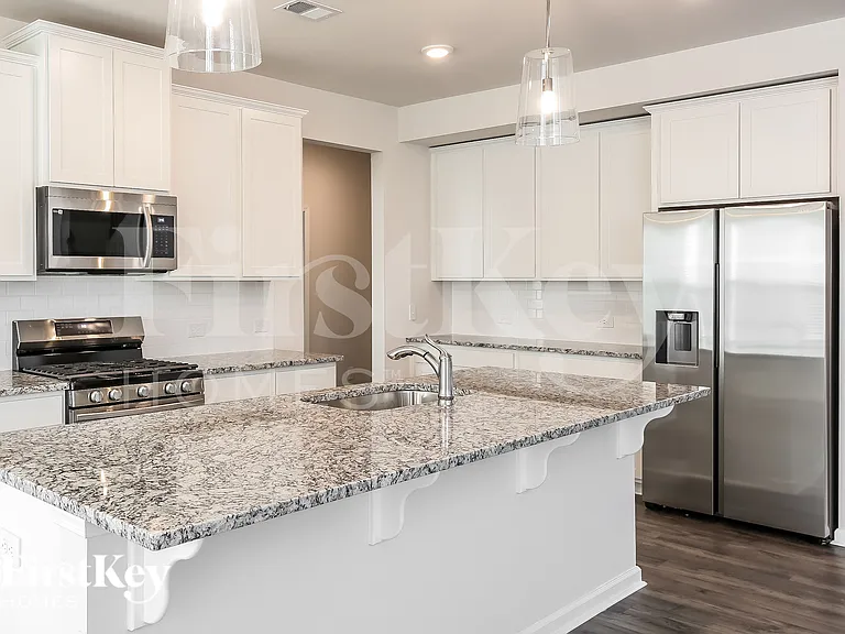 566 Hillpark Ln — Photo 7