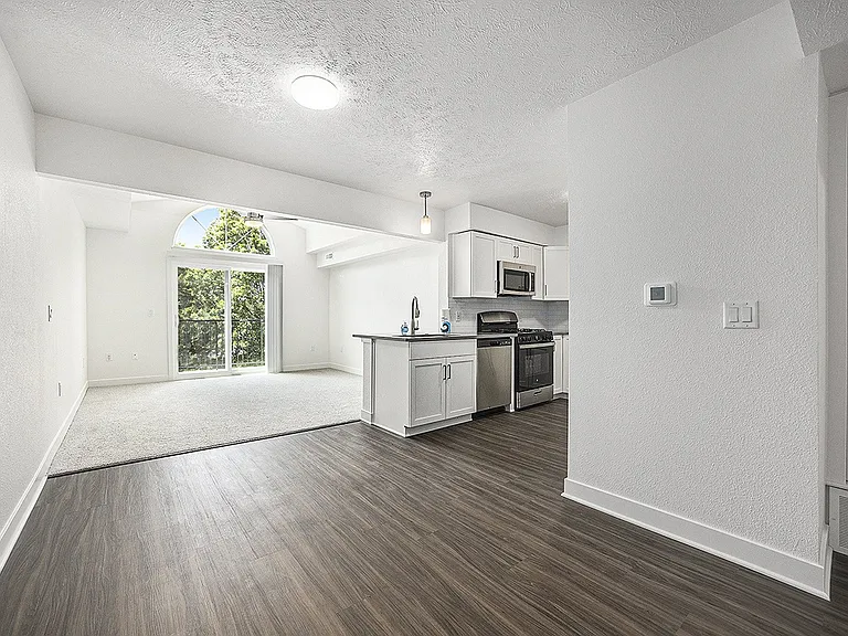 Byron Lakes Apartments — Photo 90