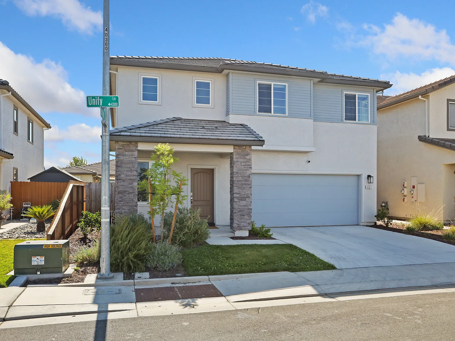 4 bed, 2.5 bath, 2065 sqft, $3,200 — Photo 2